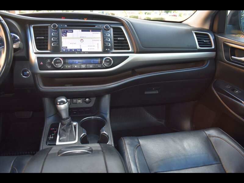 Used 2019 Toyota Highlander XLE FWD image 35