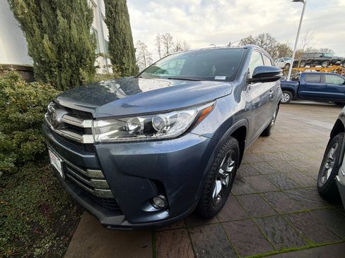 Used 2017 Toyota Highlander Limited Platinum image 2