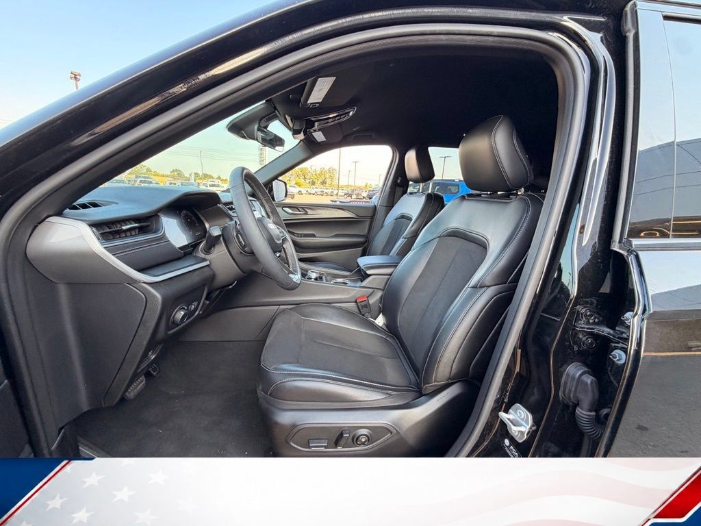 Used 2025 Jeep Grand Cherokee L Laredo AWD/4WD image 12