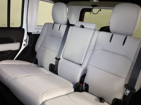 Used 2022 Jeep Wrangler Unlimited Sahara image 11