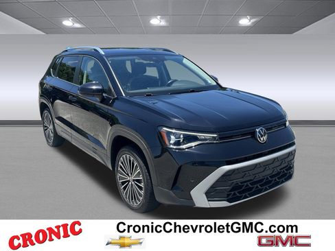 Used 2025 Volkswagen Taos SE FWD image 1