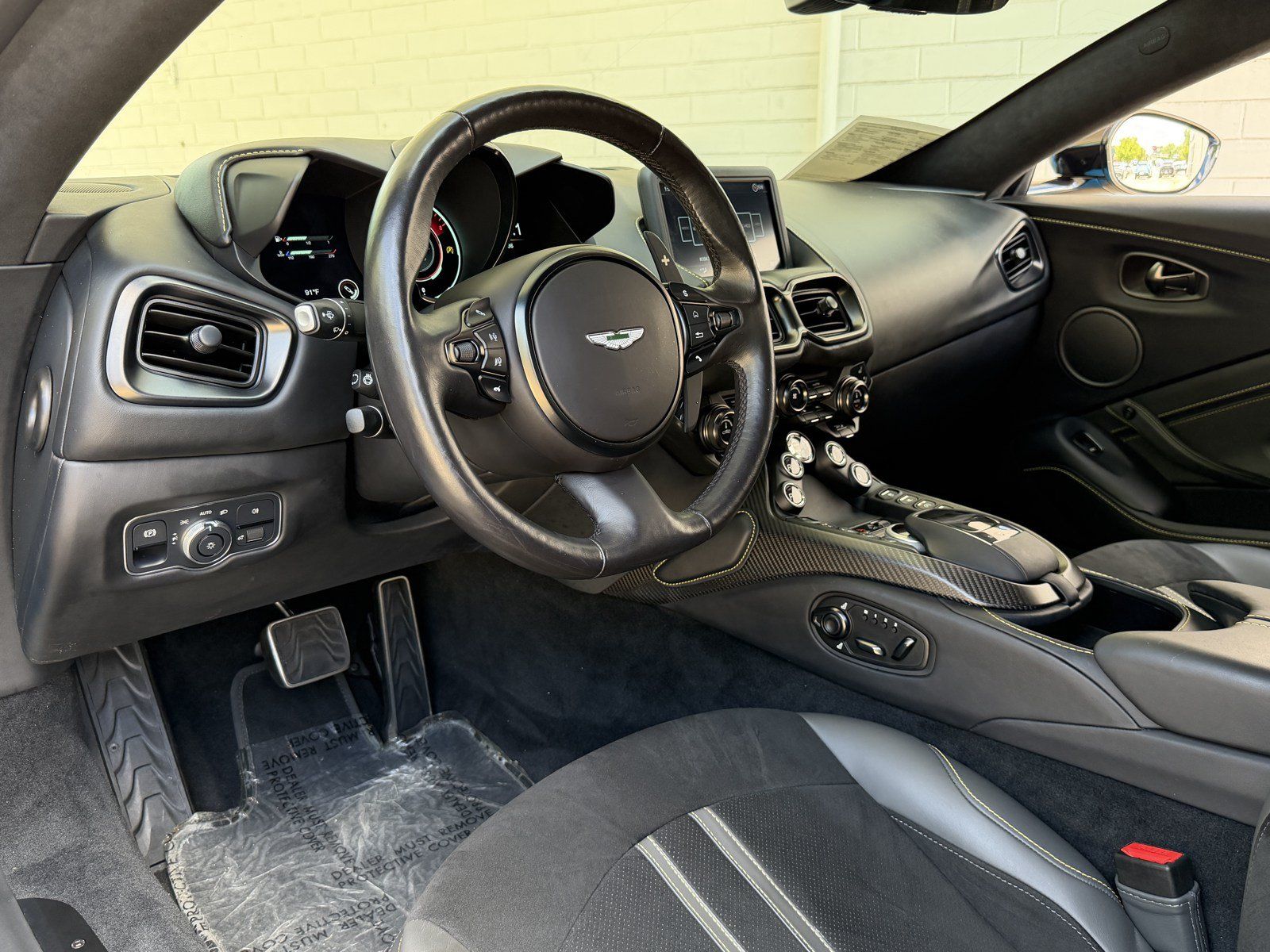 Used 2023 Aston Martin V8 Vantage Coupe RWD image 3