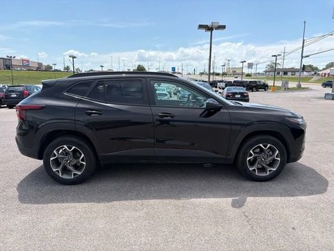 Used 2025 Chevrolet Trax LT FWD image 13