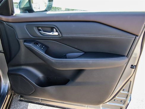 Used 2023 Nissan Rogue SL image 19