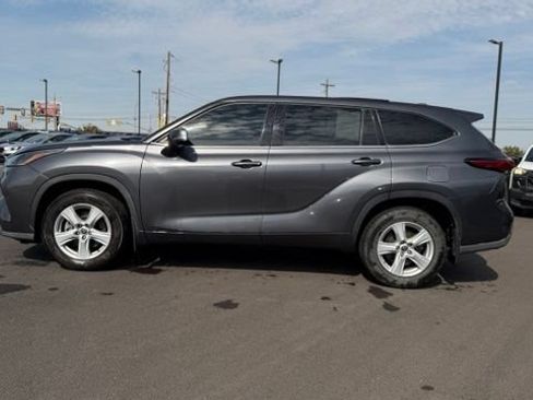 Used 2021 Toyota Highlander LE AWD/4WD image 6