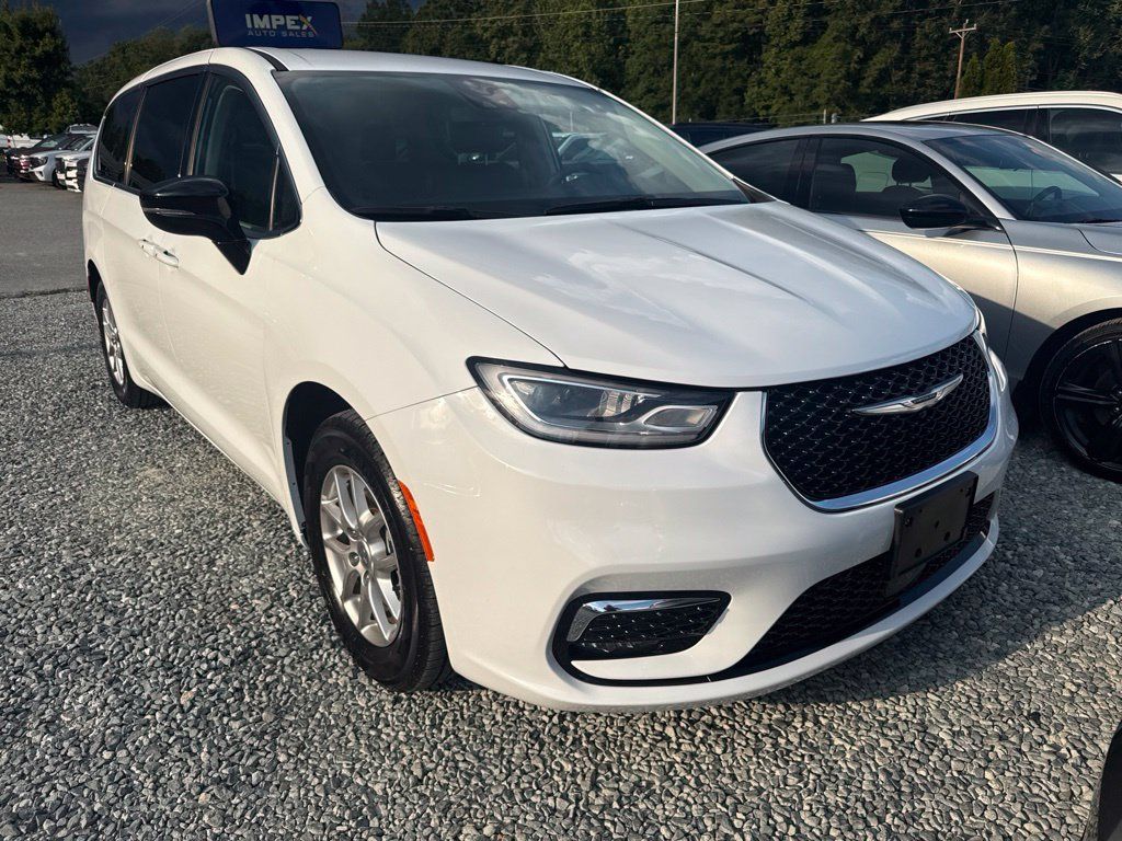 Used 2024 Chrysler Pacifica Touring-L FWD image 2