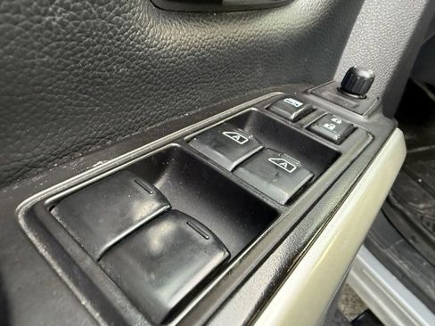 Used 2019 Nissan Titan SV w/ SV Convenience Package image 12