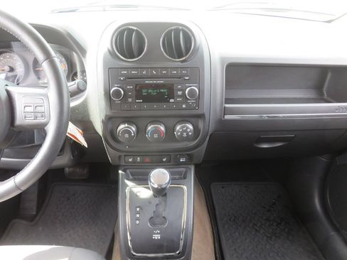 Used 2014 Jeep Patriot Latitude AWD/4WD image 16