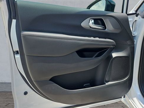 New 2025 Chrysler Voyager LX image 18