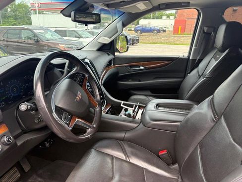 Used 2019 Cadillac Escalade Luxury AWD/4WD image 6