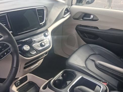 Used 2024 Chrysler Pacifica Touring-L FWD image 12