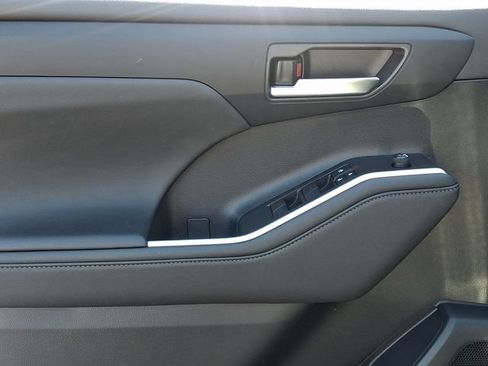 Used 2023 Toyota Highlander XLE AWD/4WD image 13