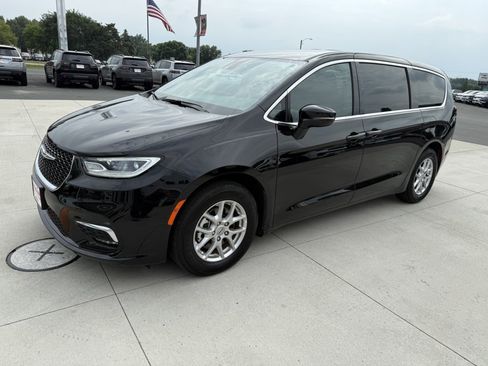 Used 2025 Chrysler Pacifica Select FWD image 4