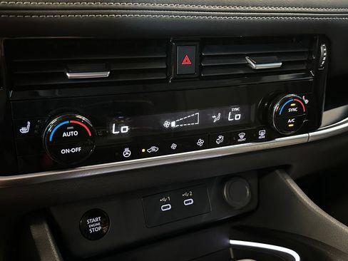 Used 2024 Nissan Rogue SL AWD/4WD image 14