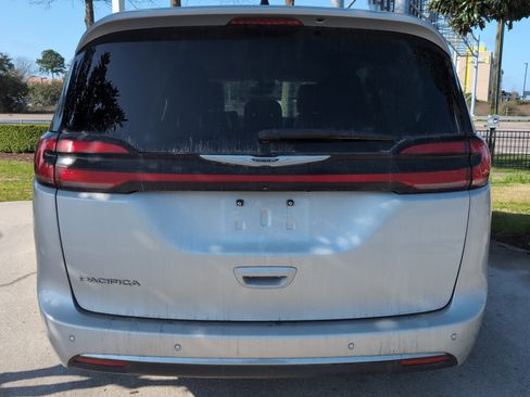 Used 2024 Chrysler Pacifica Touring-L image 9