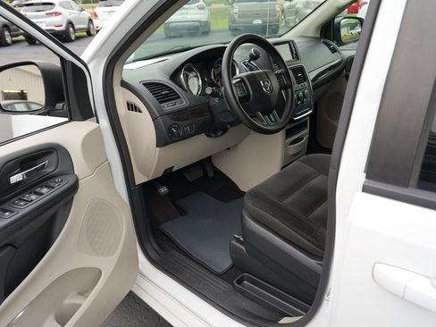 Used 2018 Dodge Grand Caravan SE w/ UConnect Hands-Free Group FWD image 13