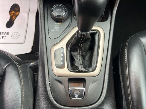 Used 2017 Jeep Cherokee Limited image 30