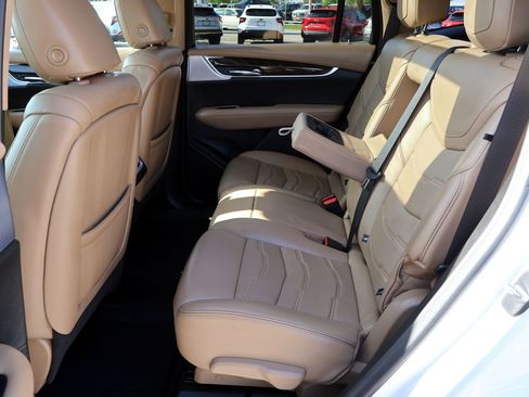 Used 2022 Cadillac XT6 Premium Luxury w/ Platinum Package image 16