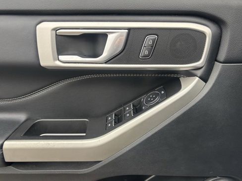 Used 2022 Ford Explorer XLT w/ Equipment Group 202A image 10