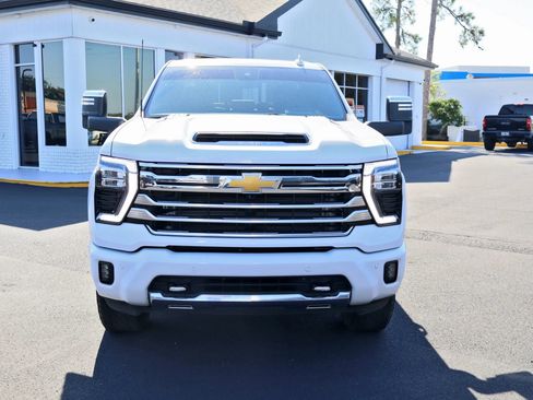 Used 2024 Chevrolet Silverado 2500 High Country w/ High Country Premium Package AWD/4WD image 3