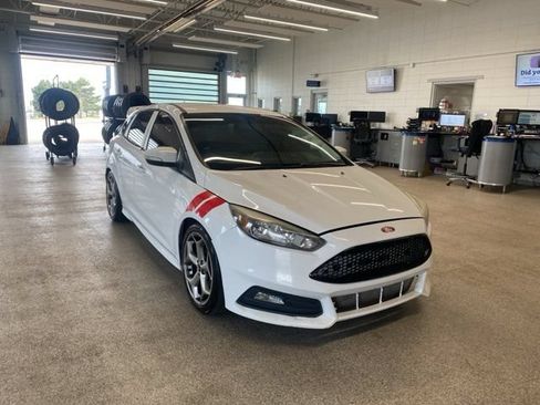 Used 2016 Ford Focus ST FWD image 3