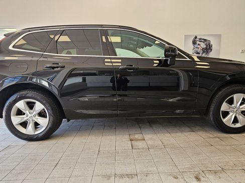 Certified 2022 Volvo XC60 B5 Momentum image 3