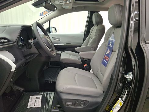 Used 2026 Toyota Sienna XLE FWD image 14