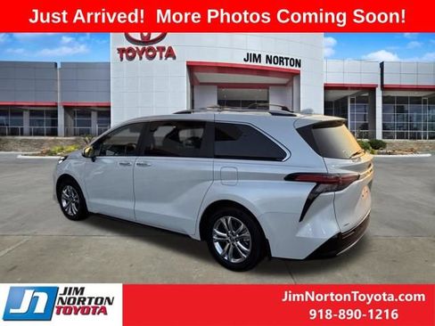 Used 2022 Toyota Sienna Platinum AWD/4WD image 3