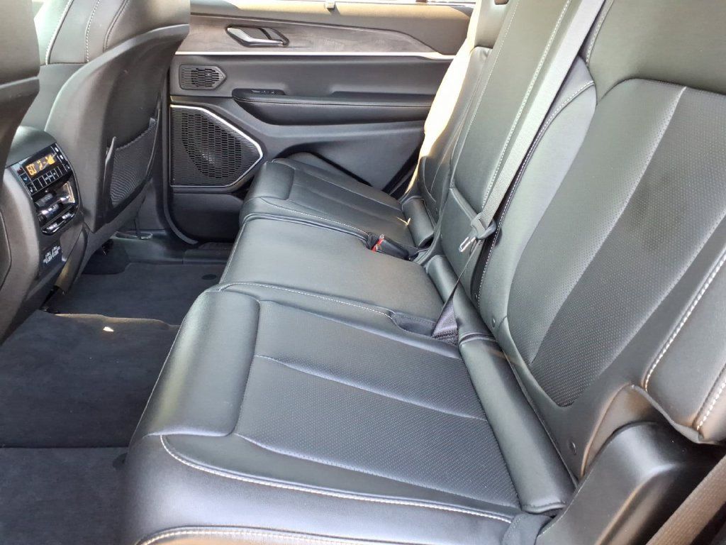 Used 2024 Jeep Grand Cherokee L Limited w/ Luxury Tech Group II AWD/4WD image 16