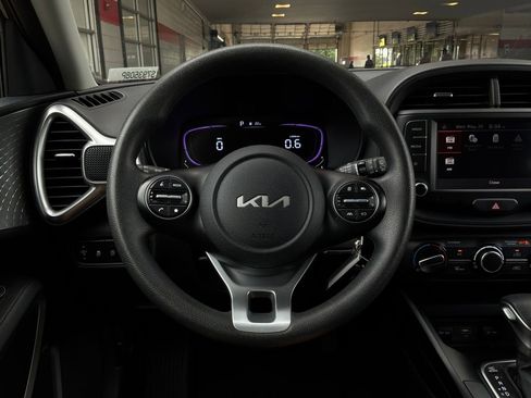 Used 2025 Kia Soul LX w/ LX Technology Package FWD image 29