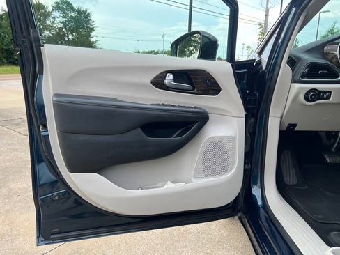 Used 2023 Chrysler Pacifica Limited image 11