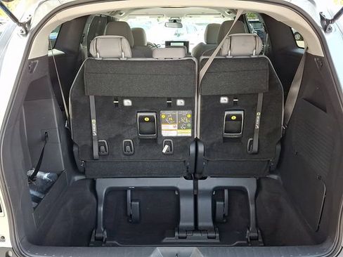 Used 2025 Toyota Sienna LE FWD image 29