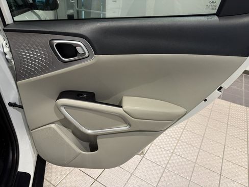 Used 2025 Kia Soul LX FWD image 22