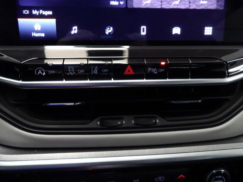 Used 2025 Jeep Compass Limited image 34