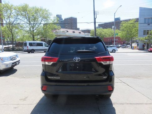 Used 2019 Toyota Highlander LE AWD/4WD image 8