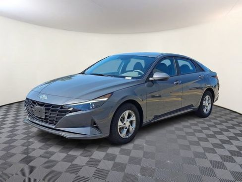 Used 2023 Hyundai Elantra SE w/ Preferred Accessory Package FWD image 3