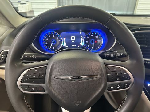 Used 2024 Chrysler Pacifica Touring-L FWD image 9