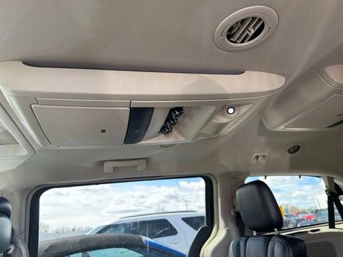 Used 2014 Chrysler Town & Country Touring w/ Driver Convenience Group FWD image 9