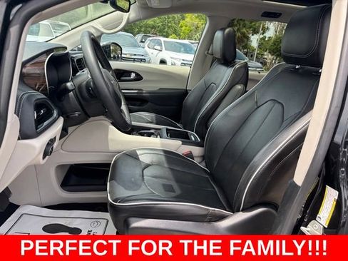 Used 2023 Chrysler Pacifica Limited FWD image 13