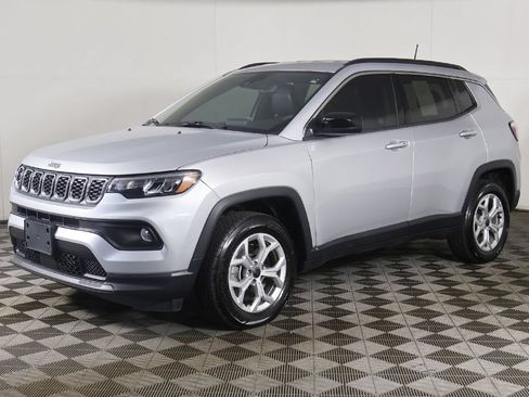 Used 2025 Jeep Compass Latitude AWD/4WD image 7