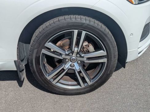 Used 2019 Volvo XC60 T5 Momentum w/ Multimedia Package AWD/4WD image 11
