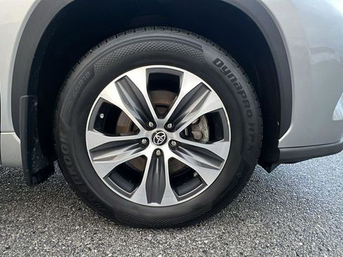 Used 2021 Toyota Highlander XLE image 11