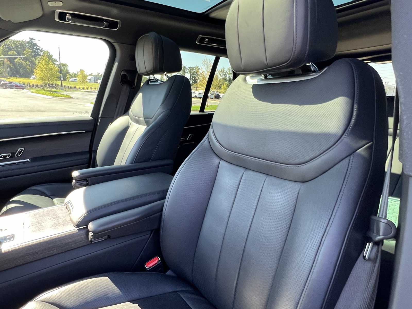 Used 2025 Land Rover Range Rover SE AWD/4WD image 15