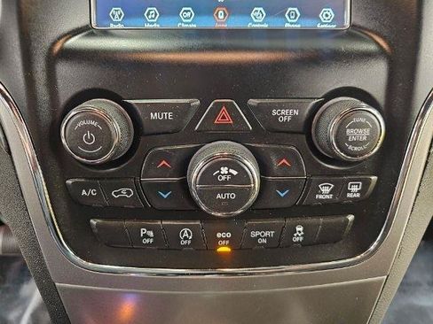 Used 2020 Jeep Grand Cherokee Laredo AWD/4WD image 22