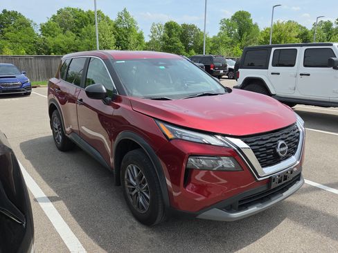 Used 2023 Nissan Rogue S image 2