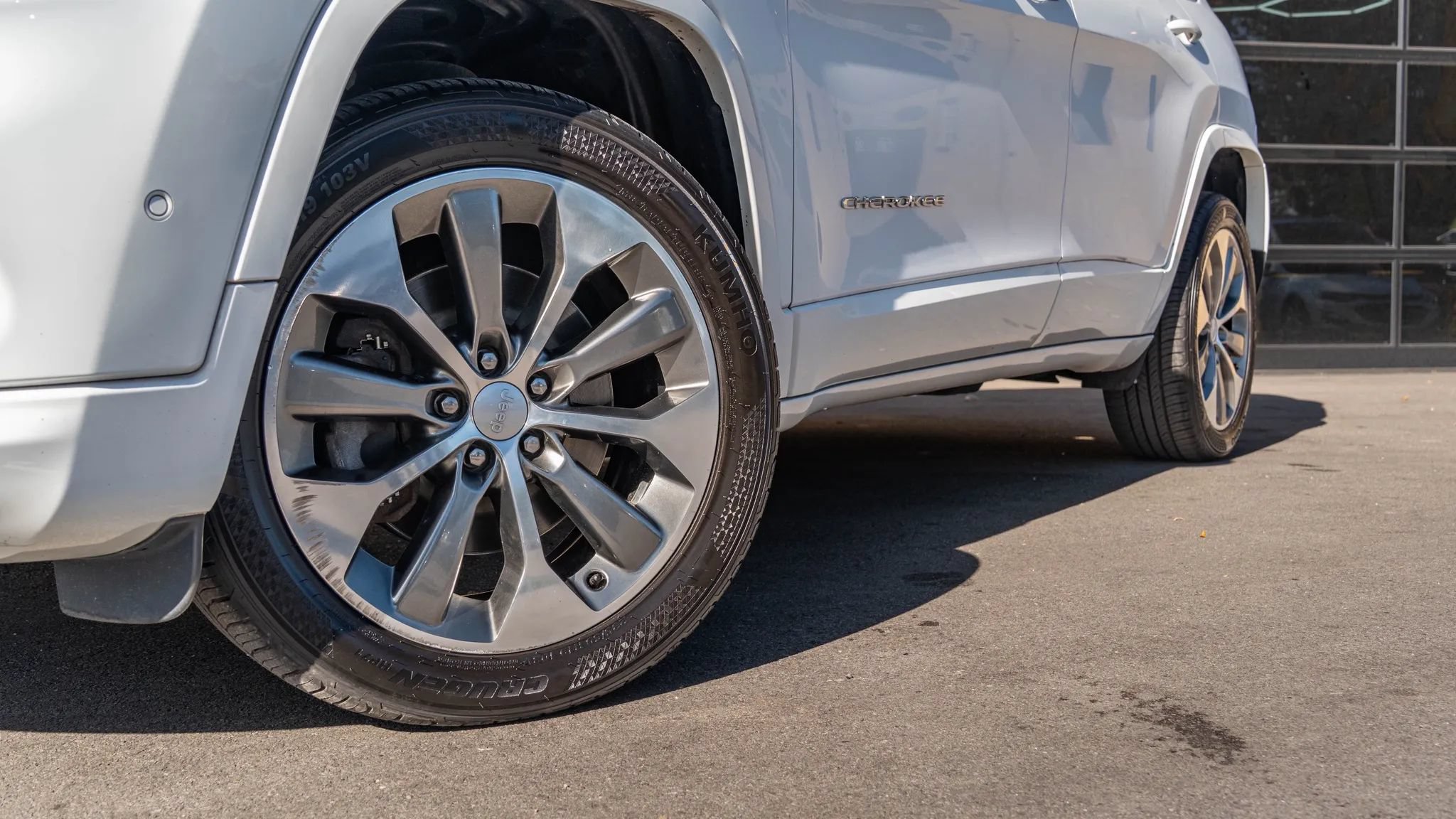 Used 2019 Jeep Cherokee Overland w/ Technology Group AWD/4WD image 10