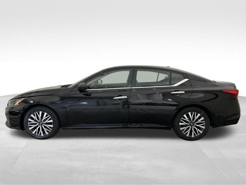 Used 2024 Nissan Altima 2.5 SV image 2
