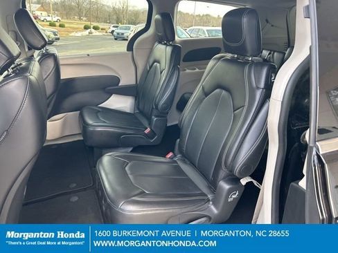 Used 2024 Chrysler Pacifica Touring-L FWD image 28