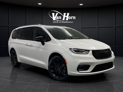 New 2026 Chrysler Pacifica Limited w/ S Appearance Package