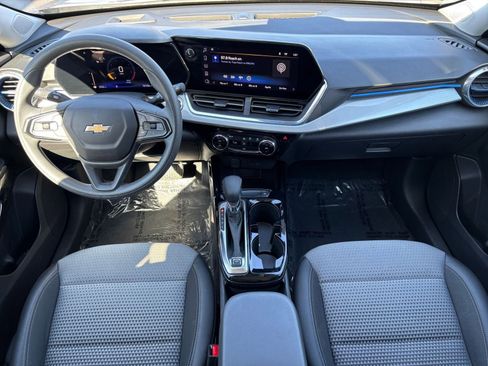 Used 2025 Chevrolet Trax LT image 32